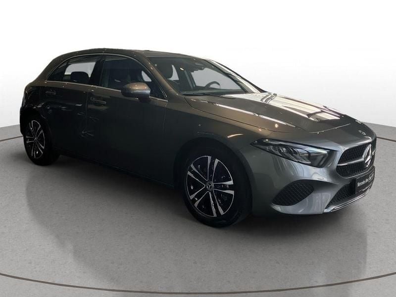 Gebraucht Mercedes A200 Progressive 150 PS (110 kW) 2025 Metalliclack mountaingrau Limousine
