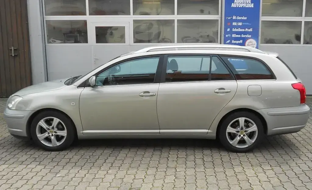 Gebraucht Toyota Avensis Sol 129 PS (94 kW) 2005 Light olive mica metallic Kombi