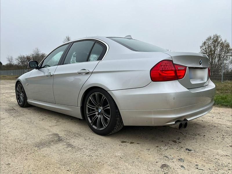 Gebraucht BMW 325 Sport Line 197 PS (144 kW) 2009 Silber Limousine