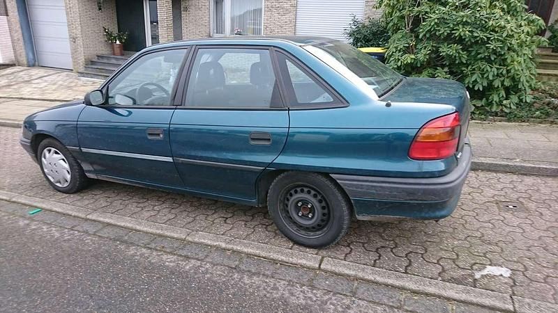 Gebraucht Opel Astra 71 PS (52 kW) 1995 Blau Limousine