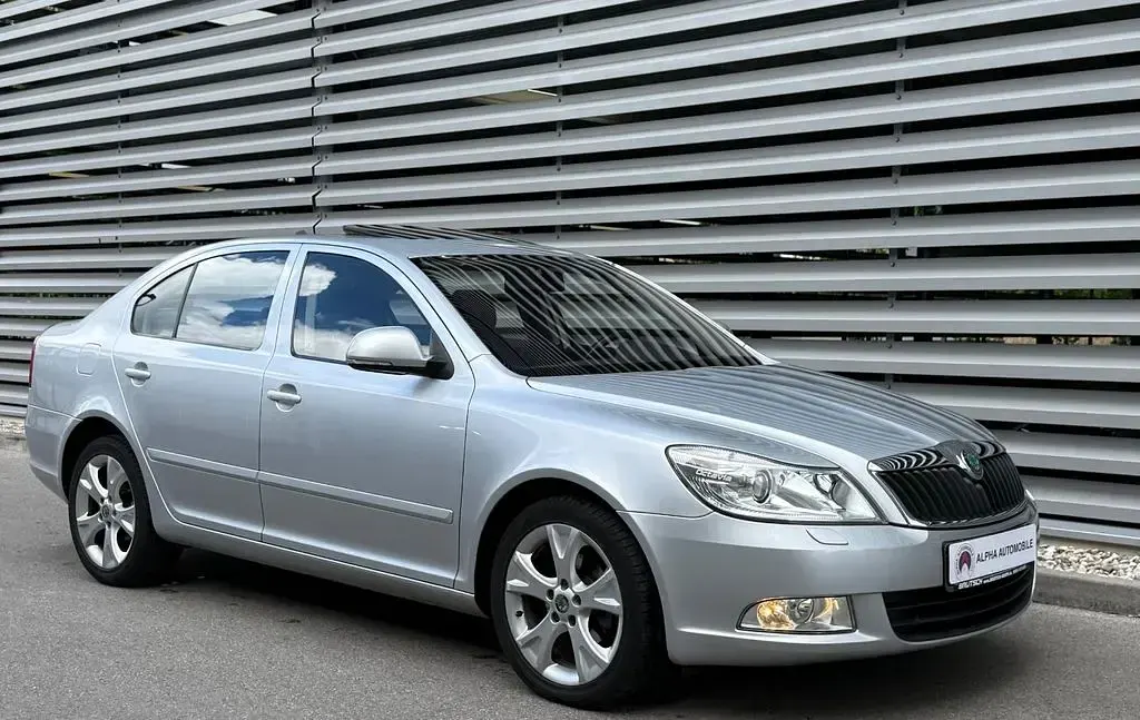 Używany Skoda Octavia Elegance 105 KM (77 kW) 2011 Srebrny Sedan/Limuzyna