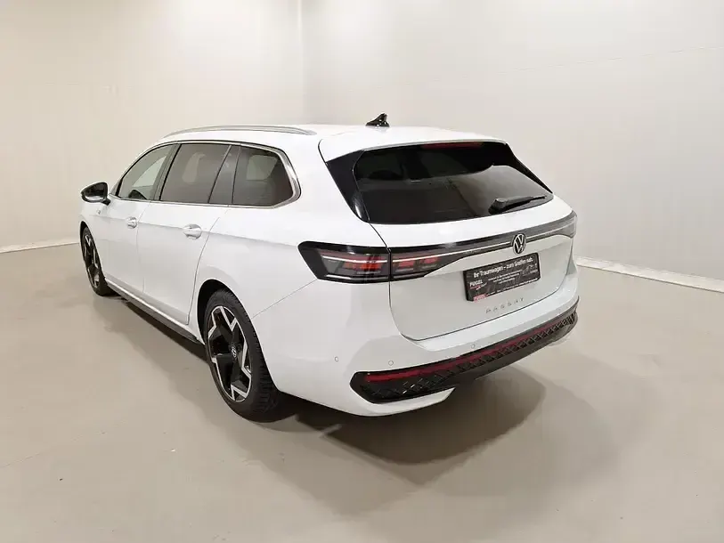 Gebraucht VW Passat R-line 150 PS (110 kW) 2025 Pure white Kombi