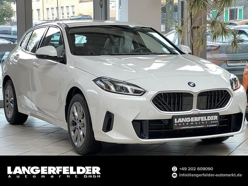 Alpinweiss iii Neu 2025 BMW 120 Kleinwagen | 31.599 € (Superpreis) - Bild 1/4