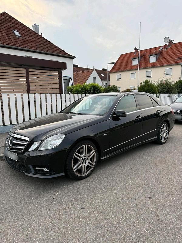 Schwarz Gebraucht 2009 Mercedes E350 AMG Limousine | 11.700 € (Etwas zu teuer) - Bild 1/4