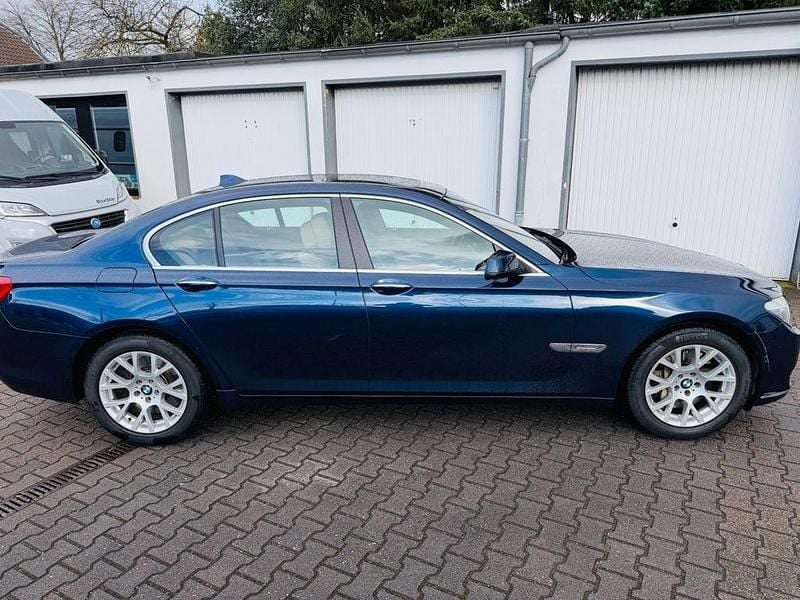 Gebraucht BMW 750 408 PS (300 kW) 2011 Blau Limousine