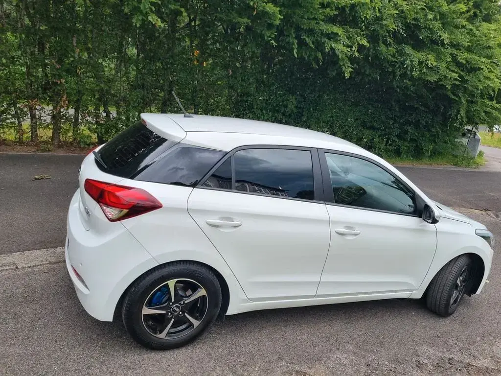 Gebraucht Hyundai i20 Style 101 PS (74 kW) 2017 Weiß Limousine