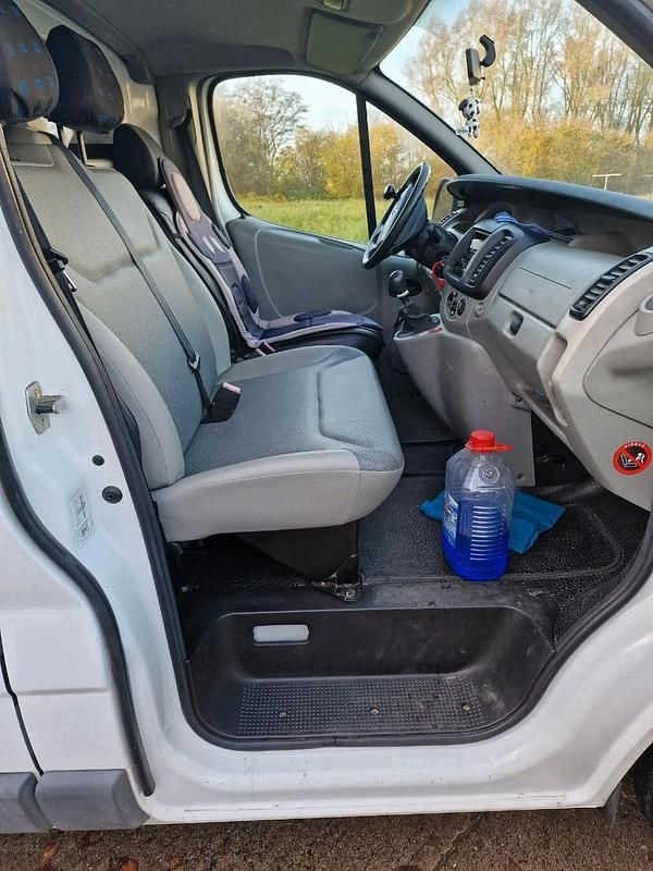 Second-hand Renault Trafic 82 CP (60 kW) 2005 Alb Monovolum