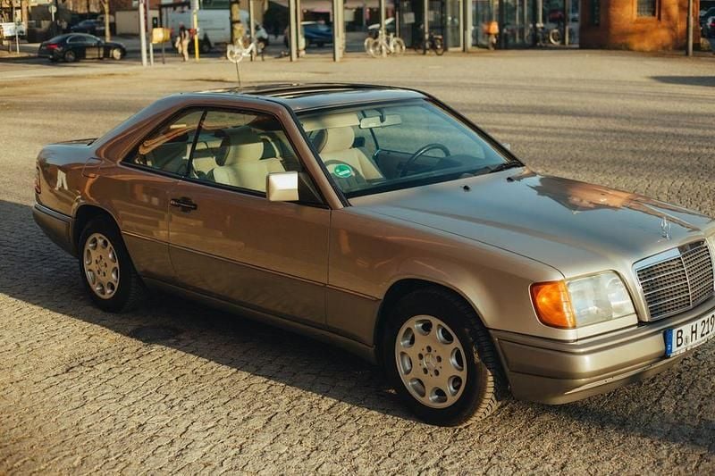 Gebraucht Mercedes E220 150 PS (110 kW) 1995 Gold Coupé