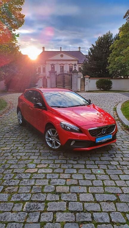 Rot Gebraucht 2014 Volvo V40 CC Momentum Kombi | 14.000 € (Guter Preis) - Bild 1/4