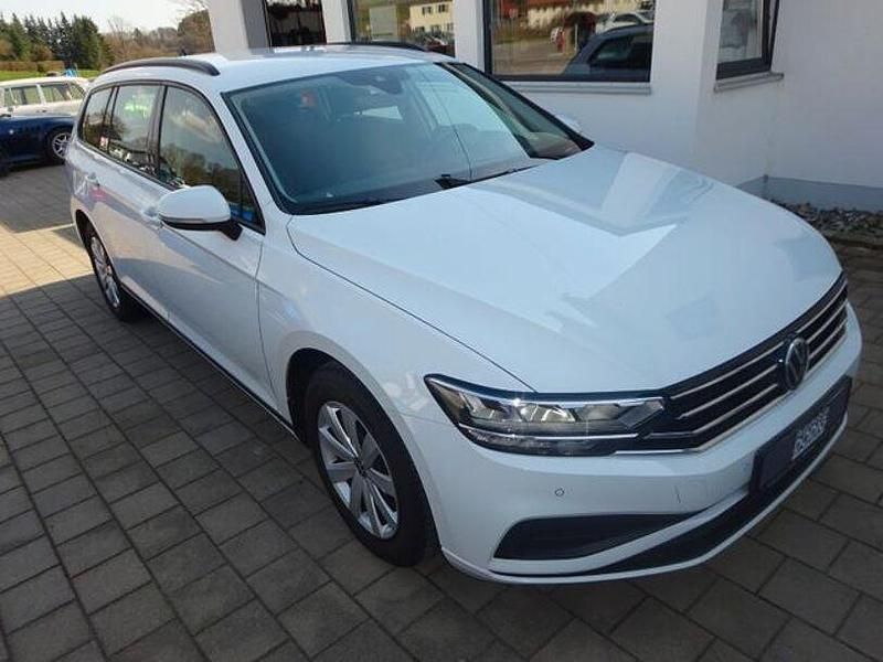 Gebraucht VW Passat Basis 150 PS (110 kW) 2022 Weiß Kombi