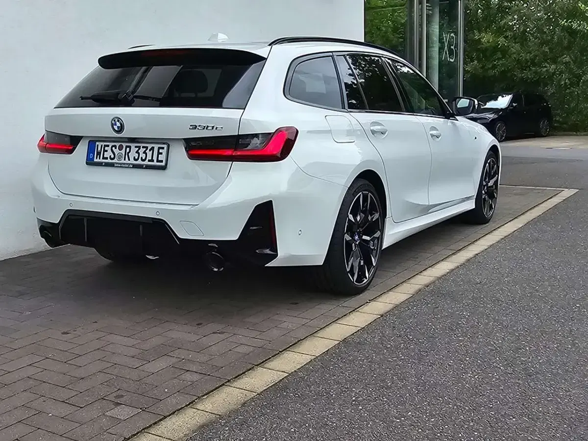 Gebraucht BMW 330e M Sport 292 PS (214 kW) 2025 Alpinweiss Kombi