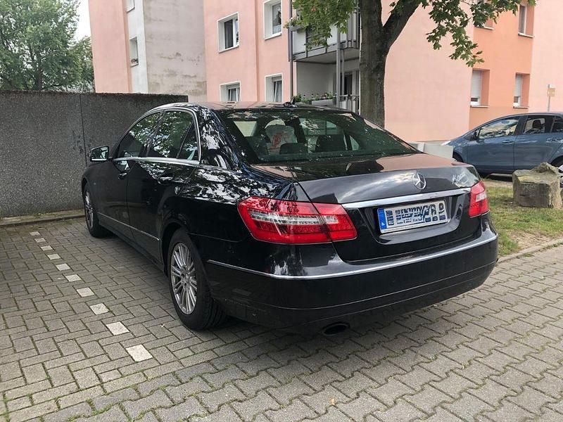 Gebraucht Mercedes E200 Elegance 184 PS (135 kW) 2012 Schwarz Limousine