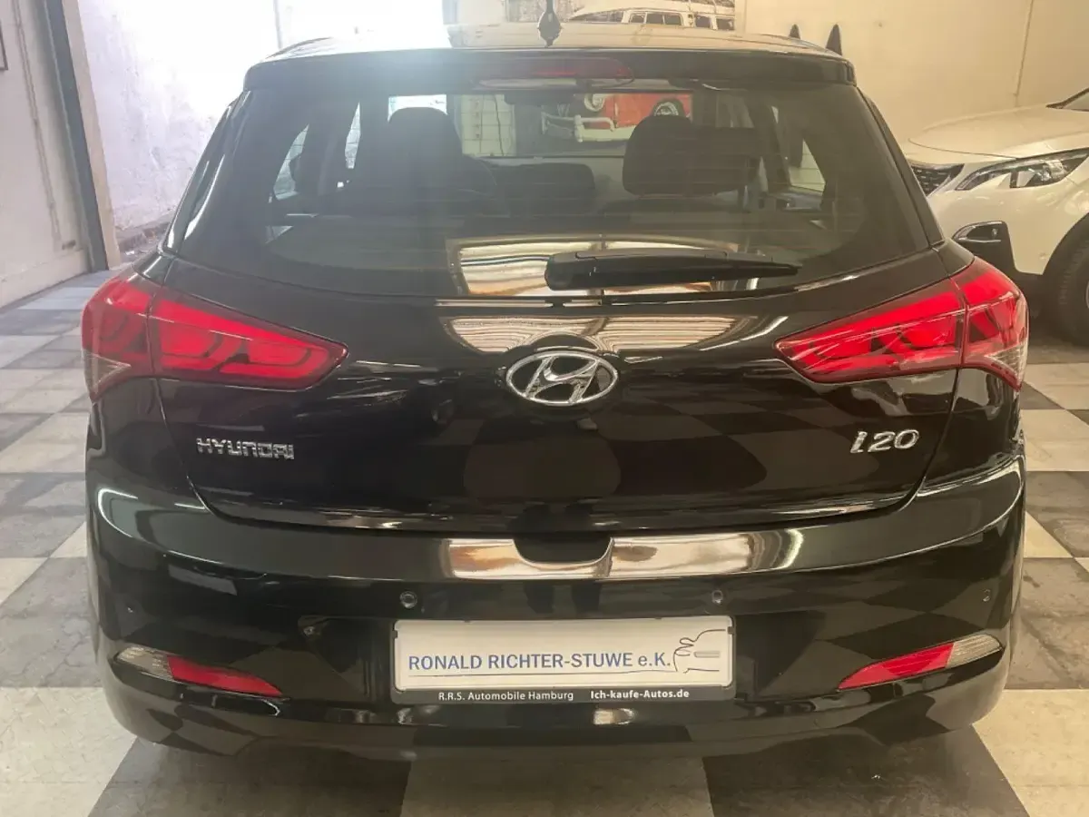 Gebraucht Hyundai i20 Trend 101 PS (74 kW) 2017 Schwarz Limousine