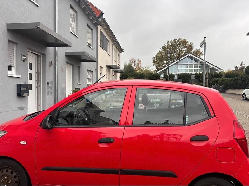 Gebraucht Hyundai i10 69 PS (50 kW) 2012 Rot Kleinwagen