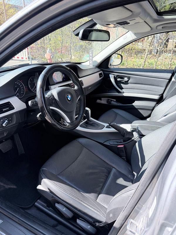 Gebraucht BMW 318 143 PS (105 kW) 2009 Grau Limousine