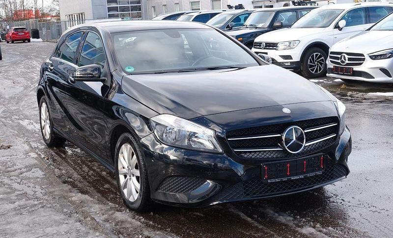 Schwarz Gebraucht 2013 Mercedes A180 Style Limousine | 12.600 € (Guter Preis) - Bild 1/4
