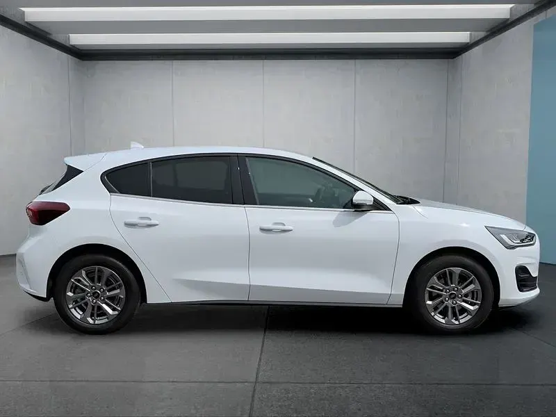 Gebraucht Ford Focus Titanium 125 PS (91 kW) 2023 Weiß Limousine