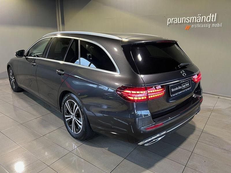 Używany Mercedes E220 Avantgarde 200 KM (147 kW) 2023 Szary Sedan/Limuzyna