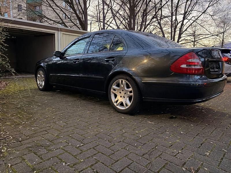 Gebraucht Mercedes E200 122 PS (89 kW) 2004 Blau Limousine