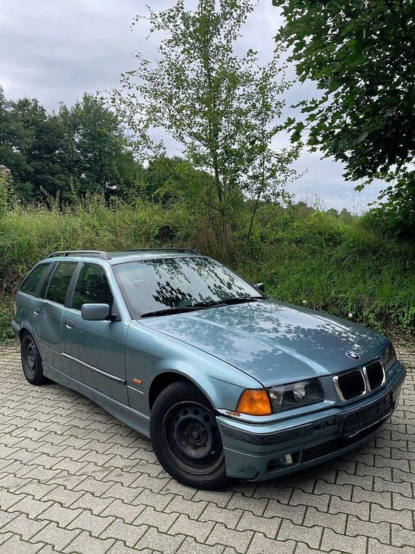 Grün Gebraucht 1997 BMW 323 Kombi | 3.200 € (Fairer Preis) - Bild 1/4