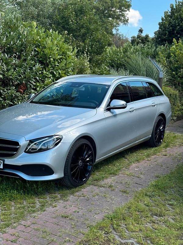 Gebraucht Mercedes E220 Avantgarde 194 PS (142 kW) 2019 Silber Kombi