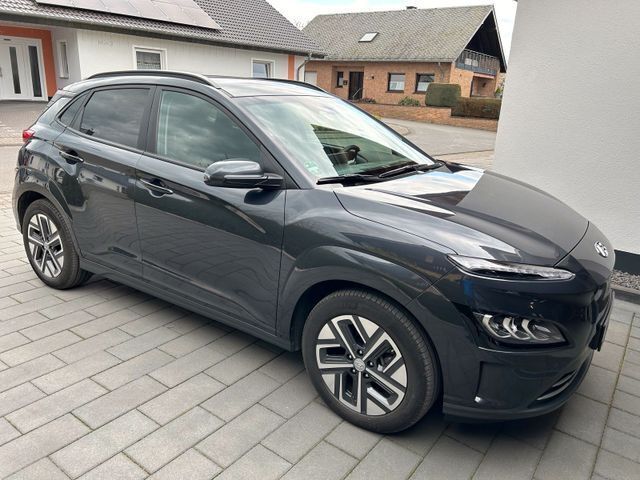 Verkauft Hyundai Kona EV, 150 KW, AHK,., gebraucht 2022, 13.800 km