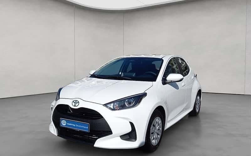 Weiß Gebraucht 2025 Toyota Yaris Hybrid Business Edition Limousine | 22.750 € (Guter Preis) - Bild 1/4