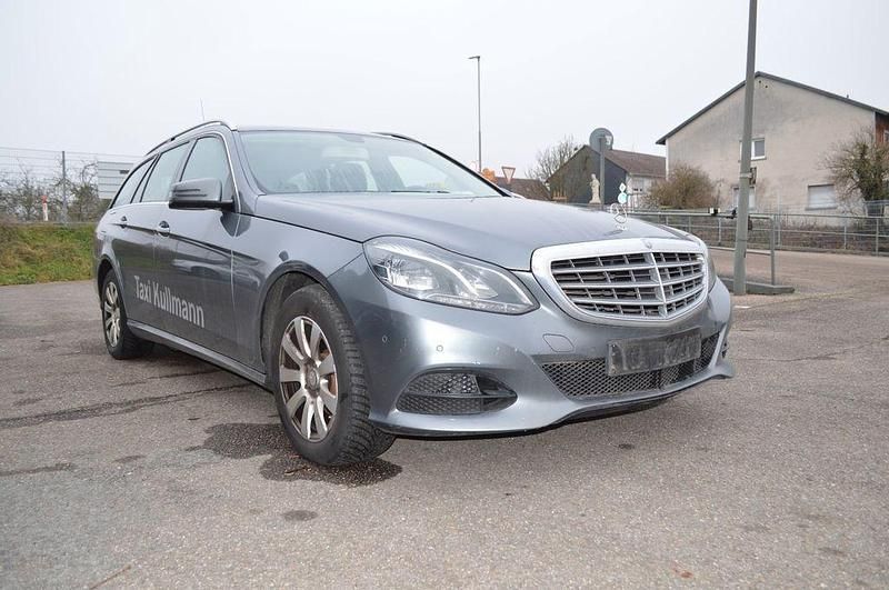 Grau Gebraucht 2015 Mercedes E200 Kombi | 7.299 € - Bild 1/4
