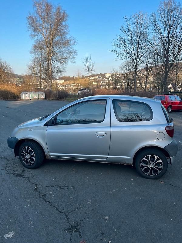 Gebraucht Toyota Yaris 68 PS (50 kW) 2000 Silber Kleinwagen