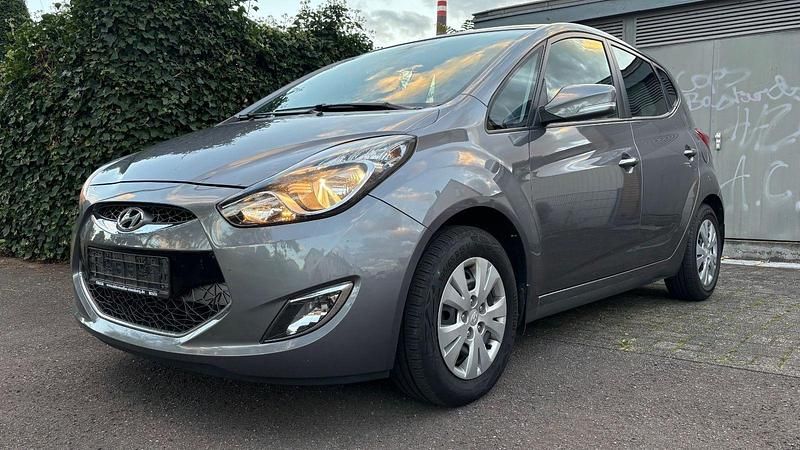 Grau Gebraucht 2012 Hyundai ix20 Trend Van / Kleinbus | 6.700 € (Fairer Preis) - Bild 1/4