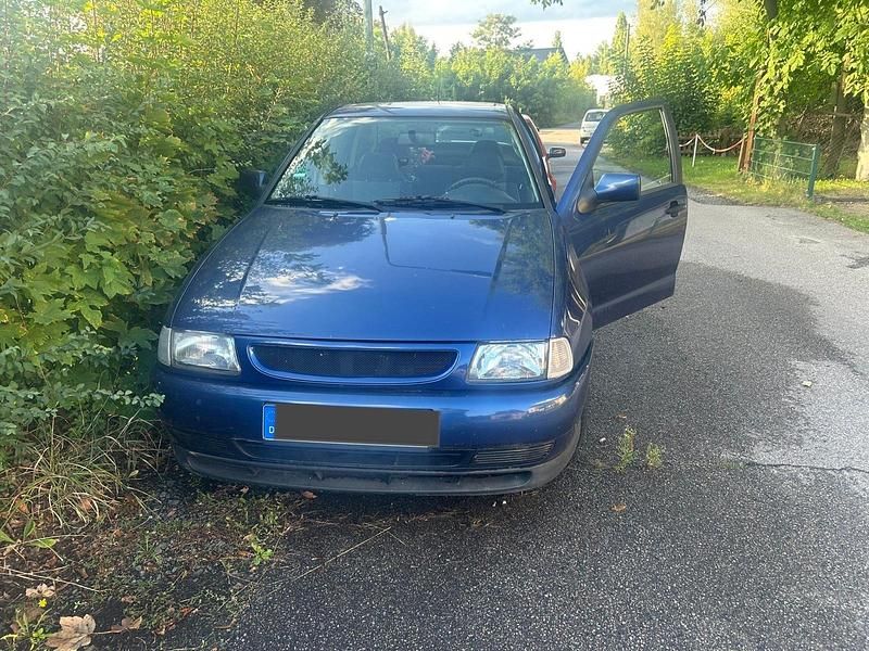 Blau Gebraucht 1999 Seat Cordoba Kleinwagen | 800 € - Bild 1/4