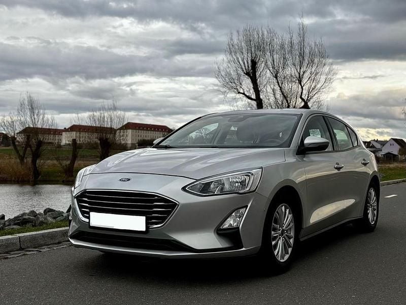 Gebraucht Ford Focus Titanium 125 PS (91 kW) 2019 Silber Limousine
