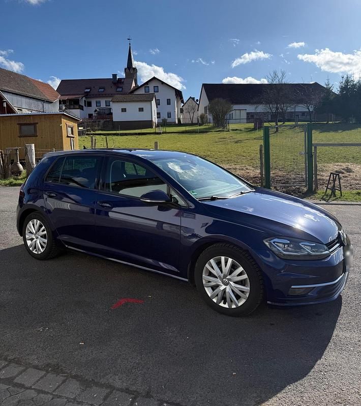 Gebraucht VW Golf VII Highline 125 PS (91 kW) 2017 Blau Kleinwagen