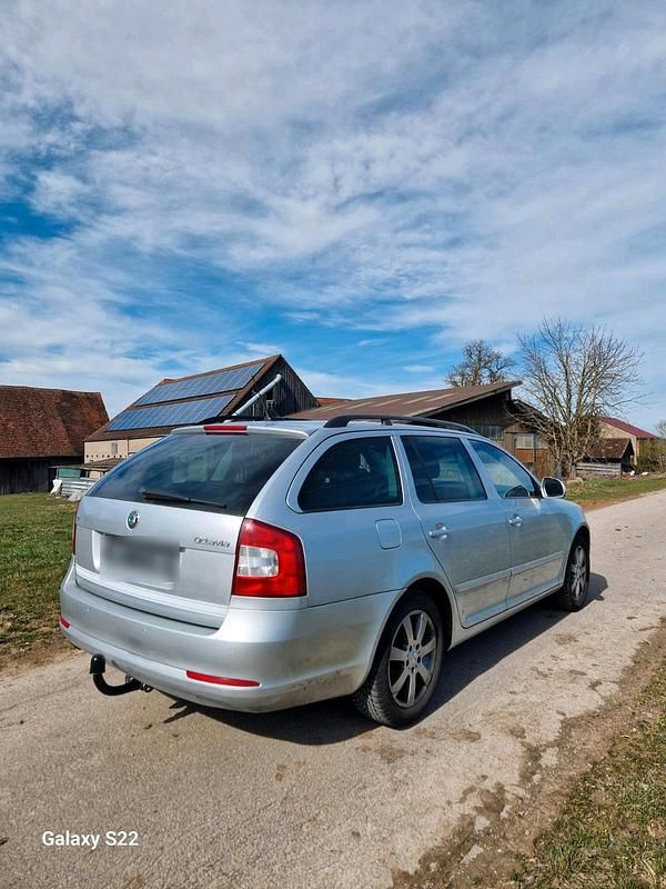 Gebraucht Skoda Octavia 105 PS (77 kW) 2012 Silber Kleinwagen