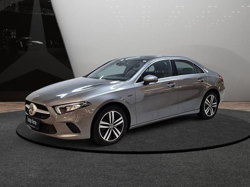 Grau Gebraucht 2020 Mercedes A250 Progressive Limousine | 25.989 € (Teuer) - Bild 1/4