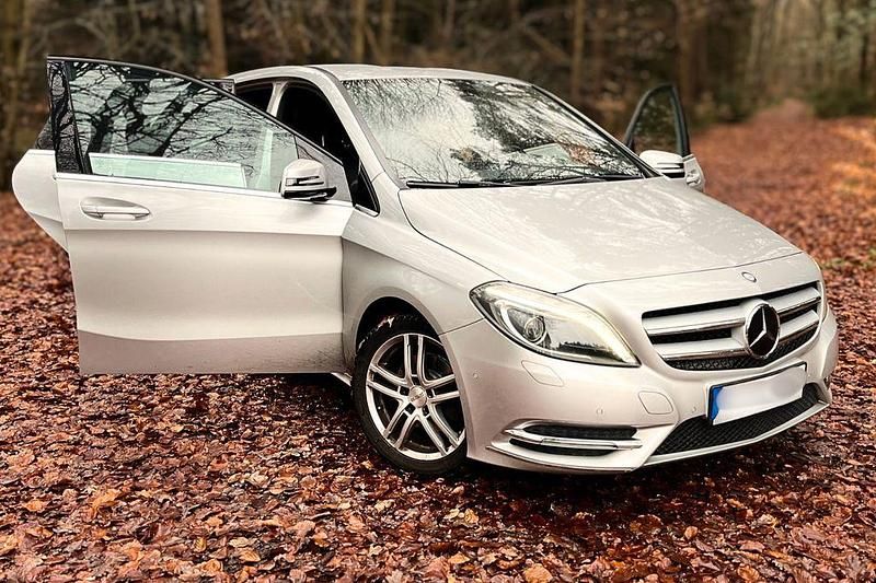 Grau Gebraucht 2013 Mercedes B180 Van / Kleinbus | 12.950 € (Etwas zu teuer) - Bild 1/4