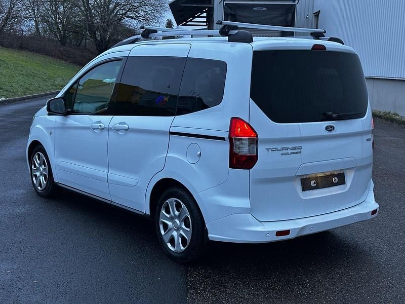Gebraucht Ford Tourneo Courier Trend 101 PS (74 kW) 2016 Weiß Van / Kleinbus