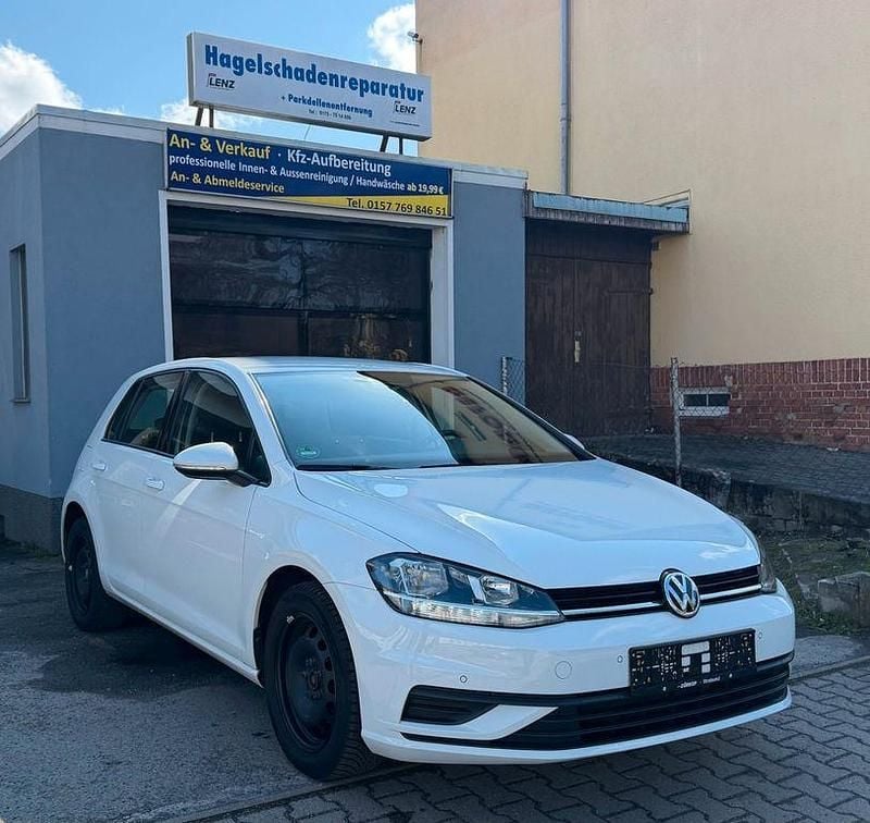 Gebraucht VW Golf VII Trendline 116 PS (85 kW) 2019 Weiß Limousine