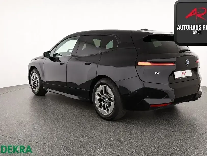 Gebraucht BMW iX Sport Line 239 kW (326 PS) 2022 Schwarz (metallic) SUV