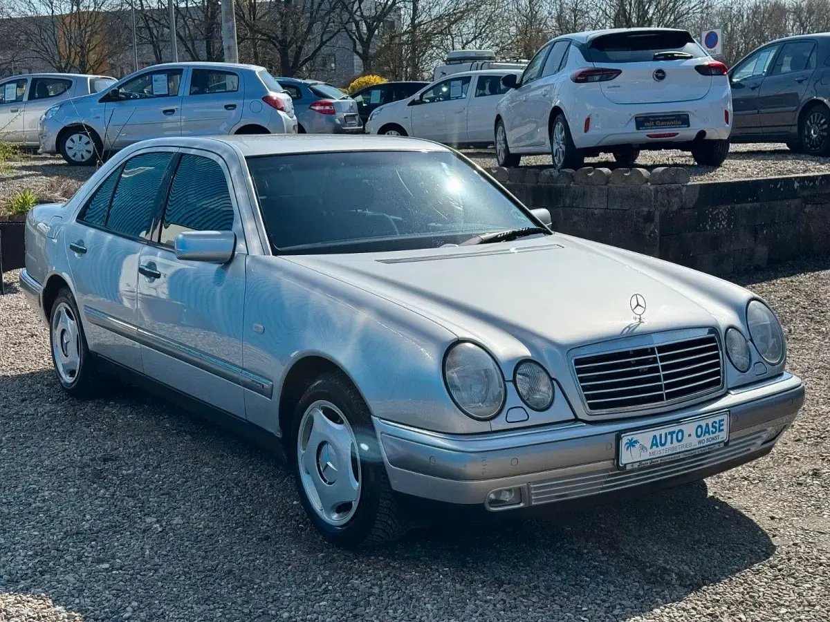 Gebraucht Mercedes E280 204 PS (150 kW) 1998 Silber Limousine