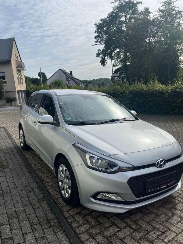 Grau Gebraucht 2016 Hyundai i20 Trend Kleinwagen | 13.999 € (Fairer Preis) - Bild 1/4
