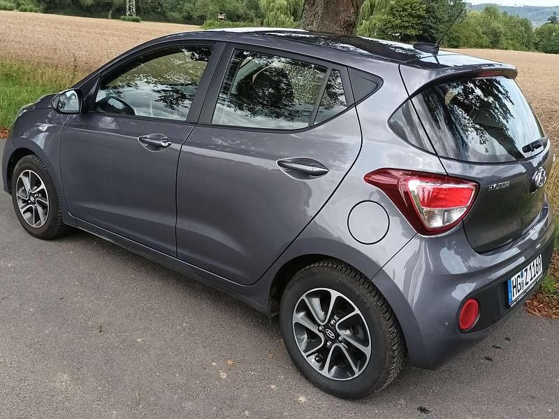 Grau Gebraucht 2017 Hyundai i10 YES! Kleinwagen | 6.666 € (Guter Preis) - Bild 1/4