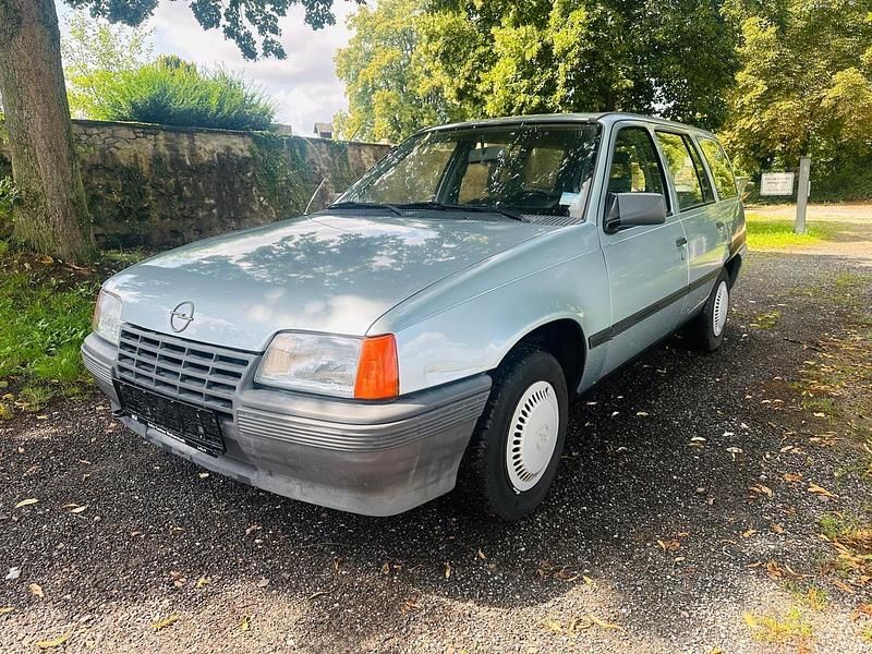 Blau Gebraucht 1987 Opel Kadett Kombi | 2.999 € - Bild 1/4