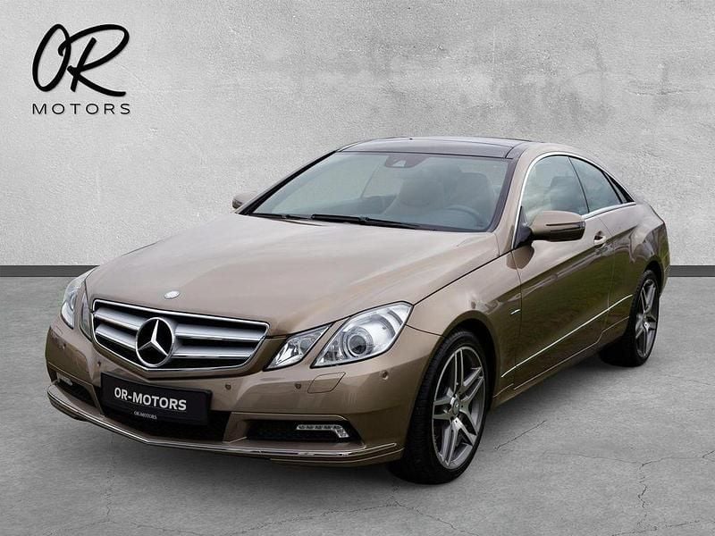 Sanidinbeige metalliclack Gebraucht 2009 Mercedes E250 Coupé | 17.990 € (Teuer) - Bild 1/4