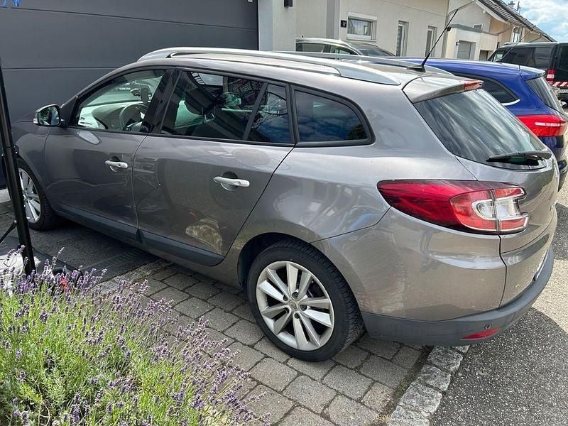 Grau Gebraucht 2011 Renault Mégane III GT Limousine | 5.350 € (Superpreis) - Bild 1/4
