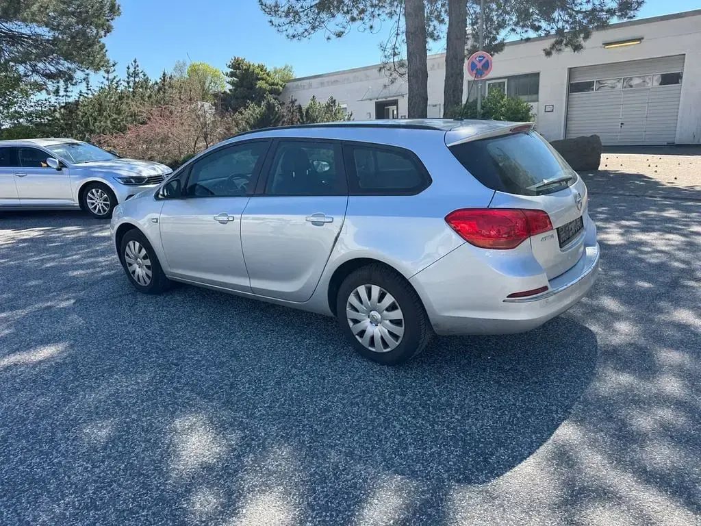 Używany Opel Astra Edition 120 KM (88 kW) 2014 Srebrny Kombi