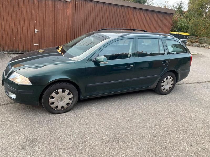 Grün Gebraucht 2005 Skoda Octavia Kombi | 1.390 € (Guter Preis) - Bild 1/4
