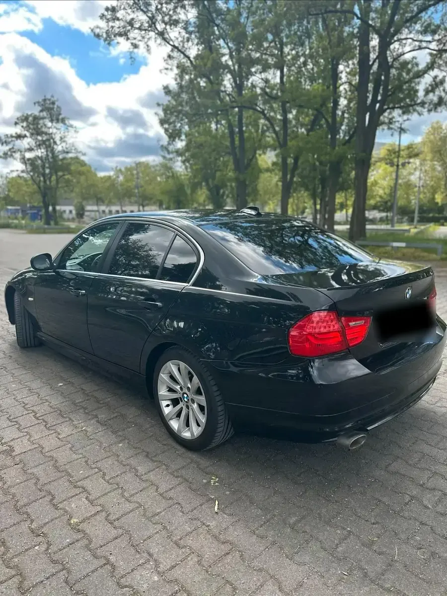 Gebraucht BMW 320 179 PS (131 kW) 2010 Schwarz Limousine