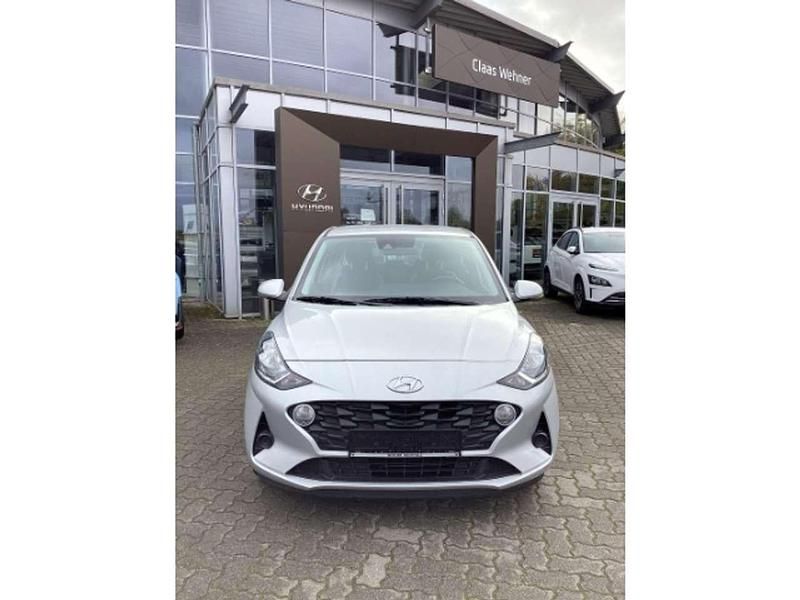 Gebraucht Hyundai i10 Trend 67 PS (49 kW) 2022 Silber Kleinwagen