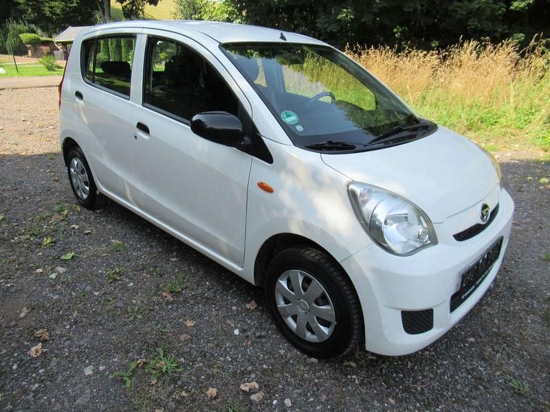Weiß Gebraucht 2011 Daihatsu Cuore Kleinwagen | 5.999 € - Bild 1/4